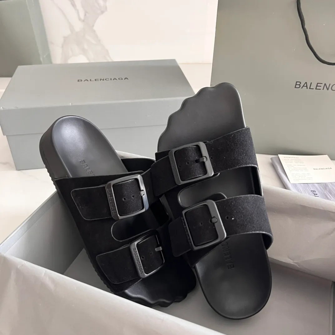 👟👟Ex-factory price 420👟👟 BALENCIAGA Balenciaga sunday mule Birkenstock series Balenciaga’s design style has always been obvious, dark, motorcycle, exaggerated and unusual. This pair of Birkenstocks worn by demna early in the morning are from the s👟👟factory price ring24 series. They have vague five fingers. They are cute and naive and very special. They take into account the concave shape and can also be worn daily. ▪Fabric: cowhide/suede ▪Inner: black cowhide ▪Wrapped leather platform/combination rubber outsole ▪Increased by 3cm ▪Adjust the loose pin buckle on the outside and embossed BALENCIAGA letters ▪Code number: 35-44 (women’s size 40, men’s size 45, customized)